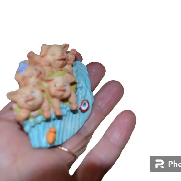 Magnet 4 piglets on water slide Ceramic Clay Blue&Tan  2.5' x 2' - Picture 4 of 4